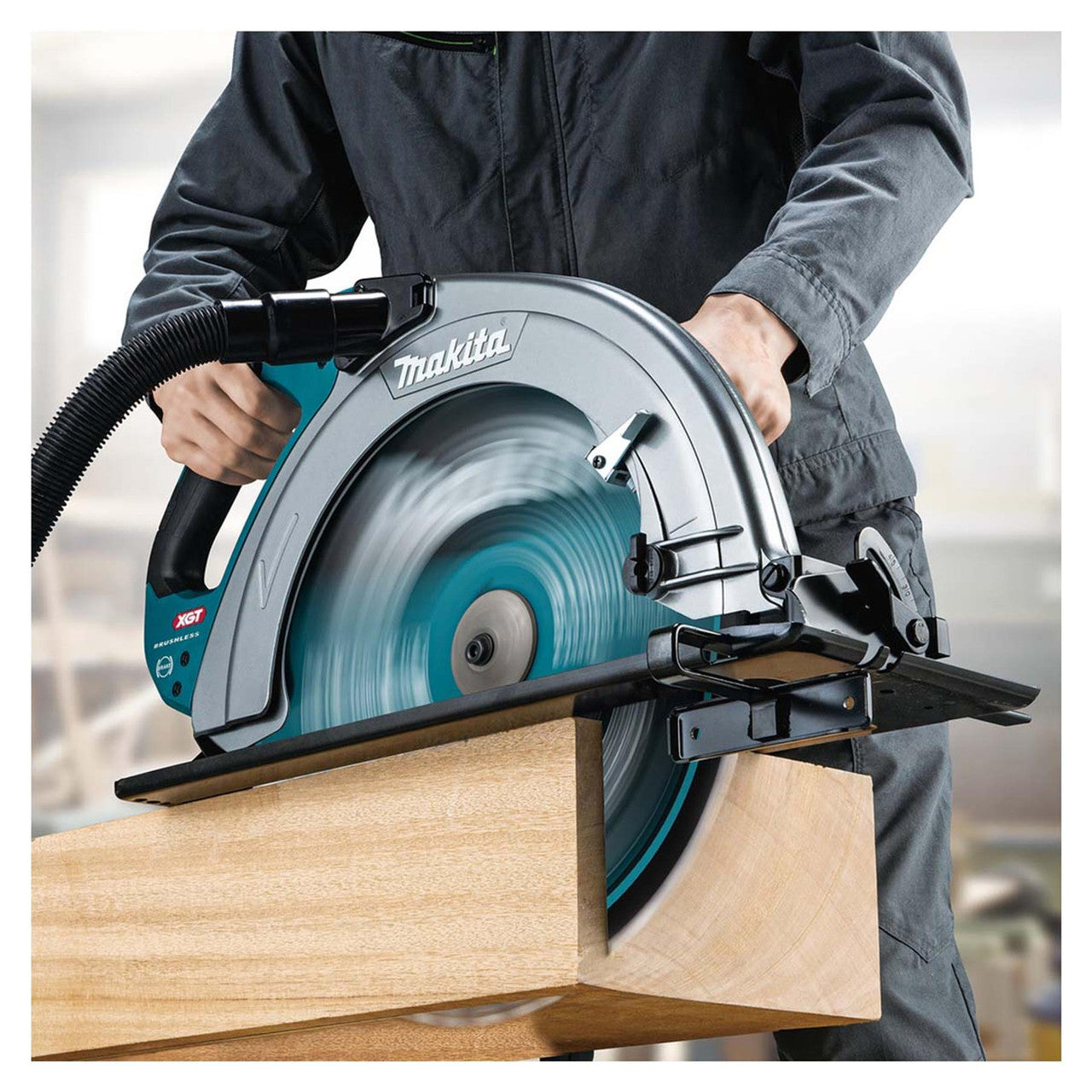 A man using a 40v makita circular saw
